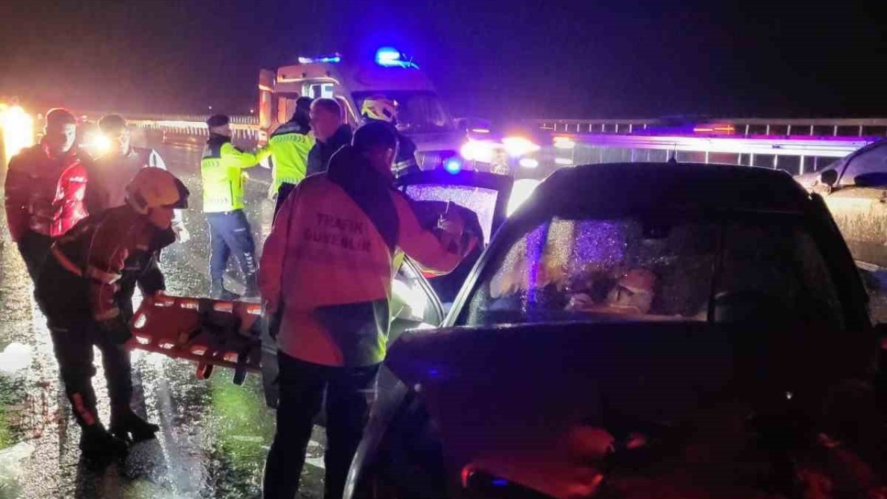 Bariyere vurup savrulan araca çarptı: 4 yaralı