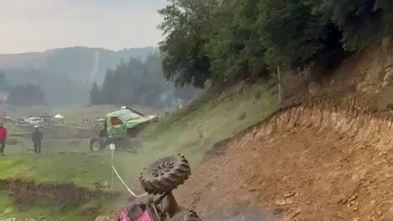 Off-road yarışında kontrolden çıkan araç böyle takla attı