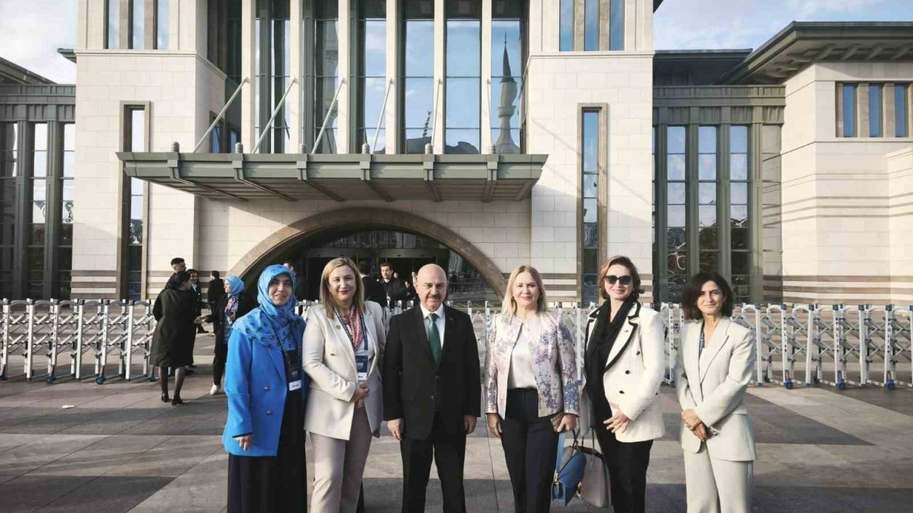 Türk Tıp Dünyası Kurultayında Kakaçoğlu’na teşekkür