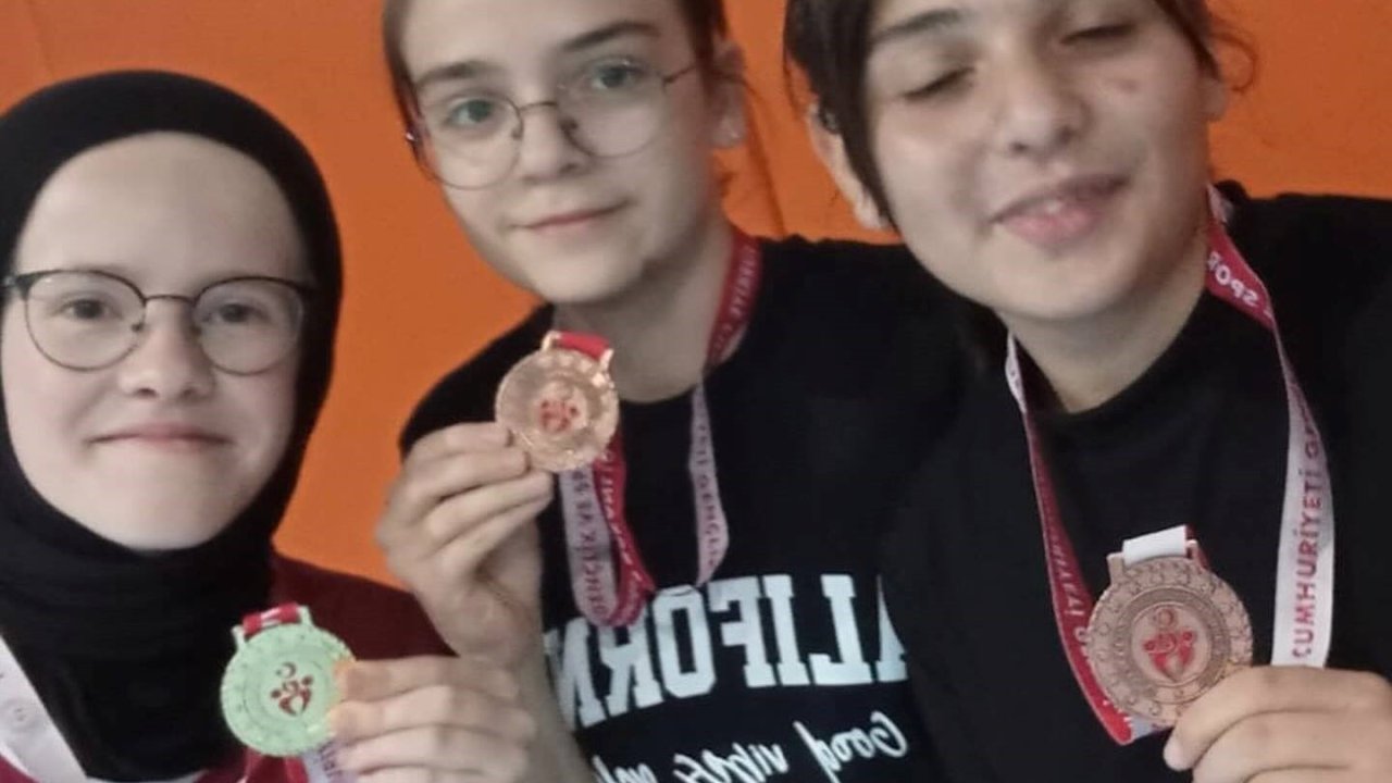 Kütahya Akşemsettin Kız Anadolu İmam Hatip Lisesi’nin masa tenisi başarısı