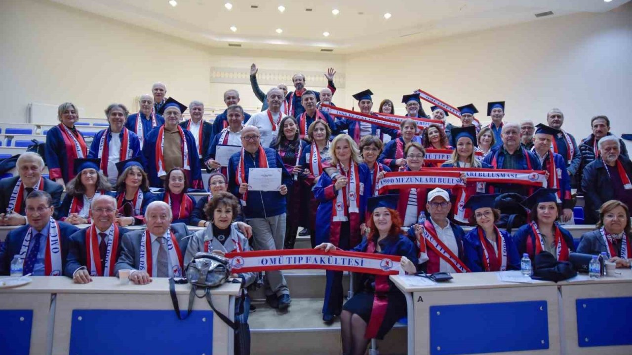 OMÜ Tıp Fakültesi’nin 1990 mezunları 35 yıl sonra aynı amfide buluştu