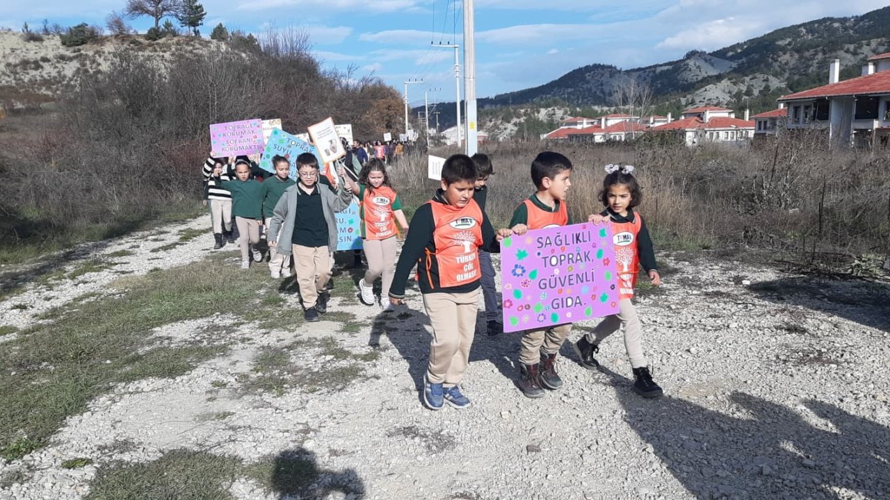 Mudurnu’da öğrenciler erozyon farkındalığı için yürüdü