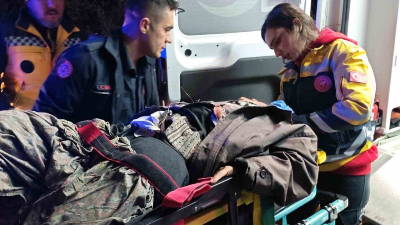 Devrilen traktörün altında kalan kadın yaralandı