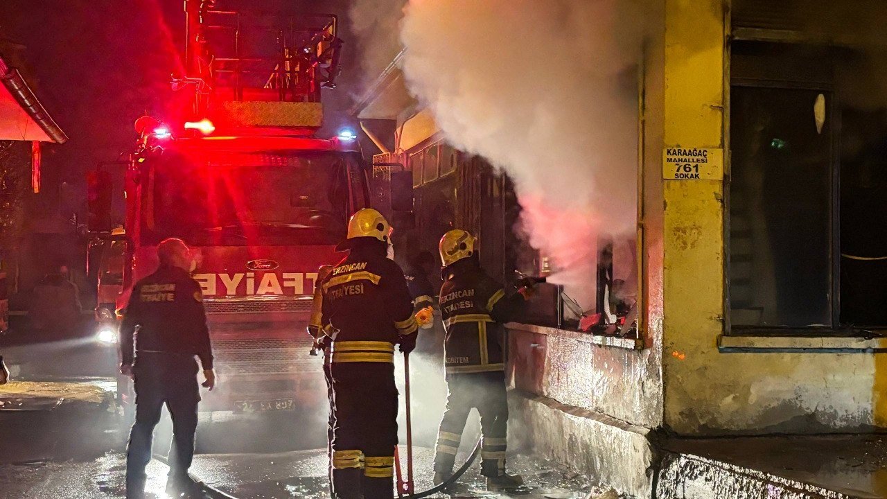 Gece yarısı iş yeri yangını: Kepenkler ve camlar kırıldı