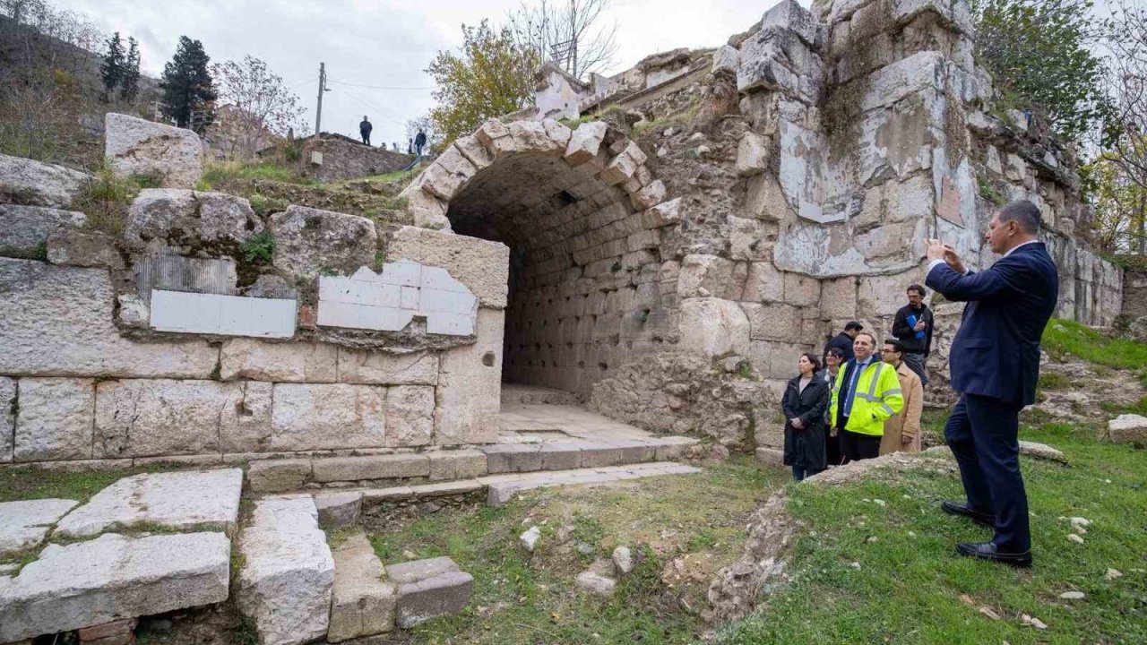 Smyrna Tiyatrosu gün yüzüne çıkıyor