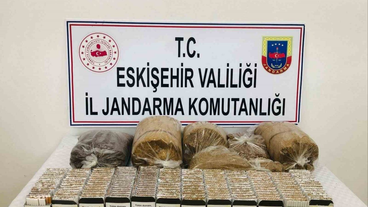 Kaçak tütün ve cep telefonu satmak isteyen şahısları jandarma yakaladı