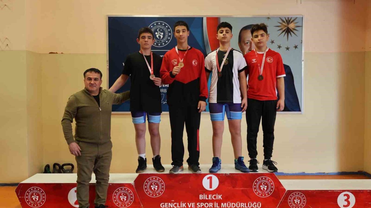 Bilecik’te güreşte gençlerden yoğun mücadele