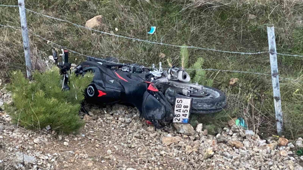 Bilecik’te kontrolden çıkan motosiklet köprüden aşağı uçtu