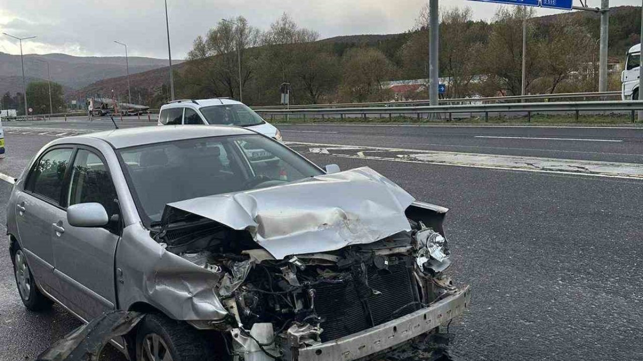 Bilecik’te otomobil beton bariyerlere çarptı: 2 yaralı