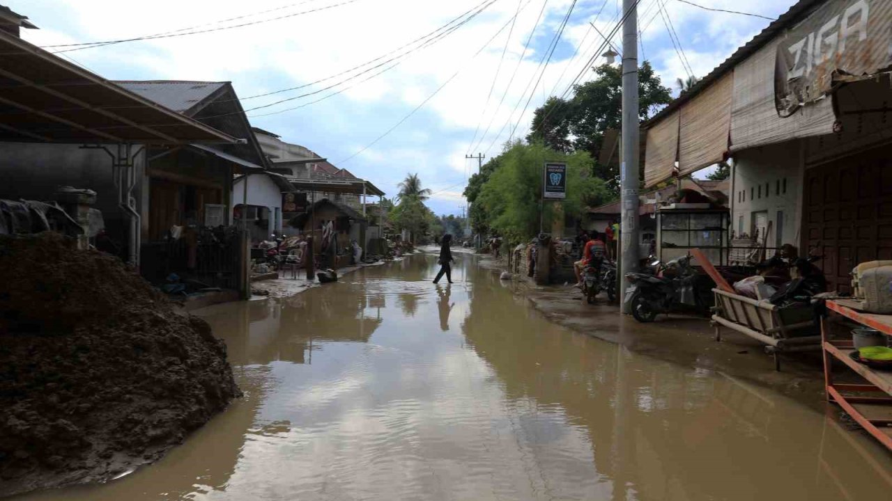 Güney Asya’daki sel ve toprak kaymalarında can kaybı bin 220’ye yükseldi
