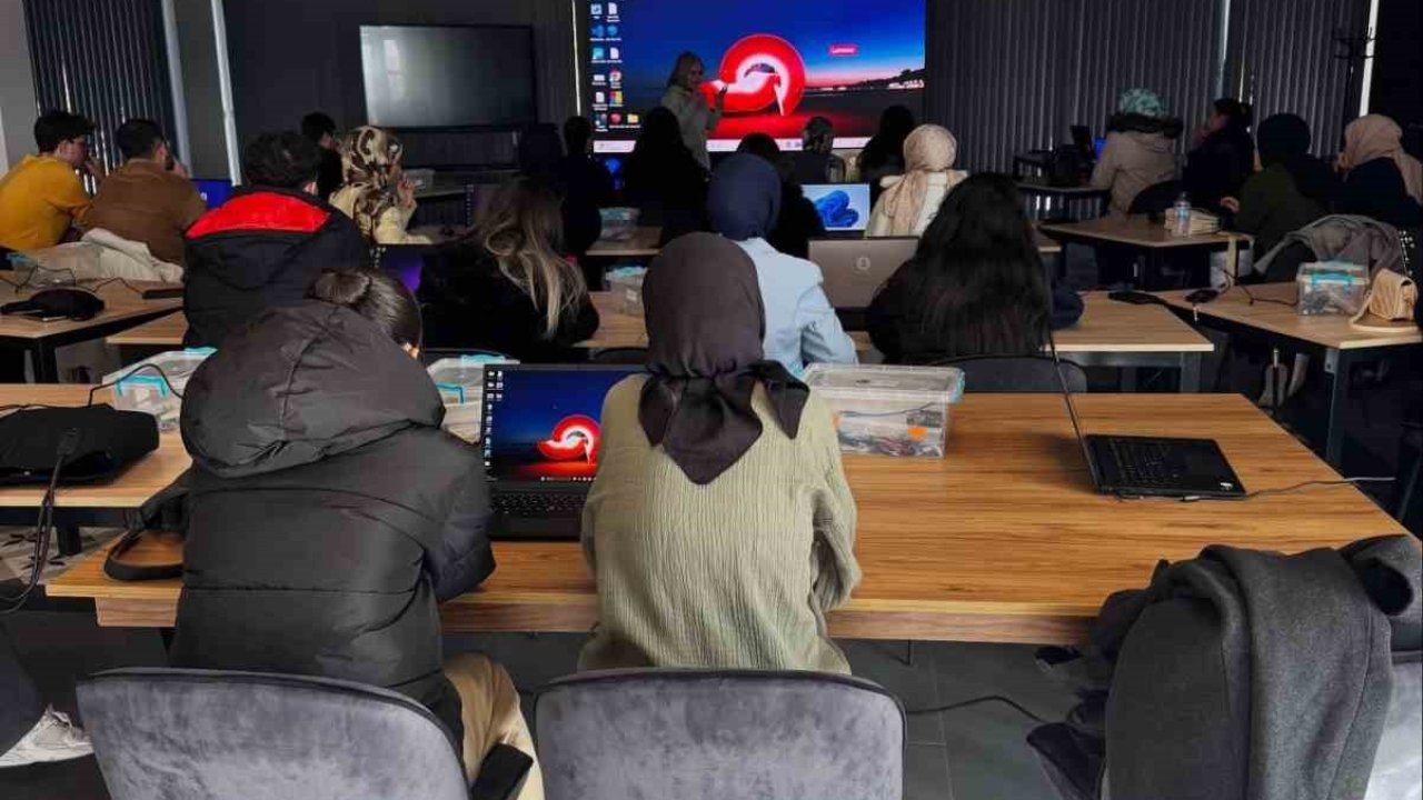 Bilişim Akademisi’nde Fen Bilgisi öğretmen adaylarına eğitim