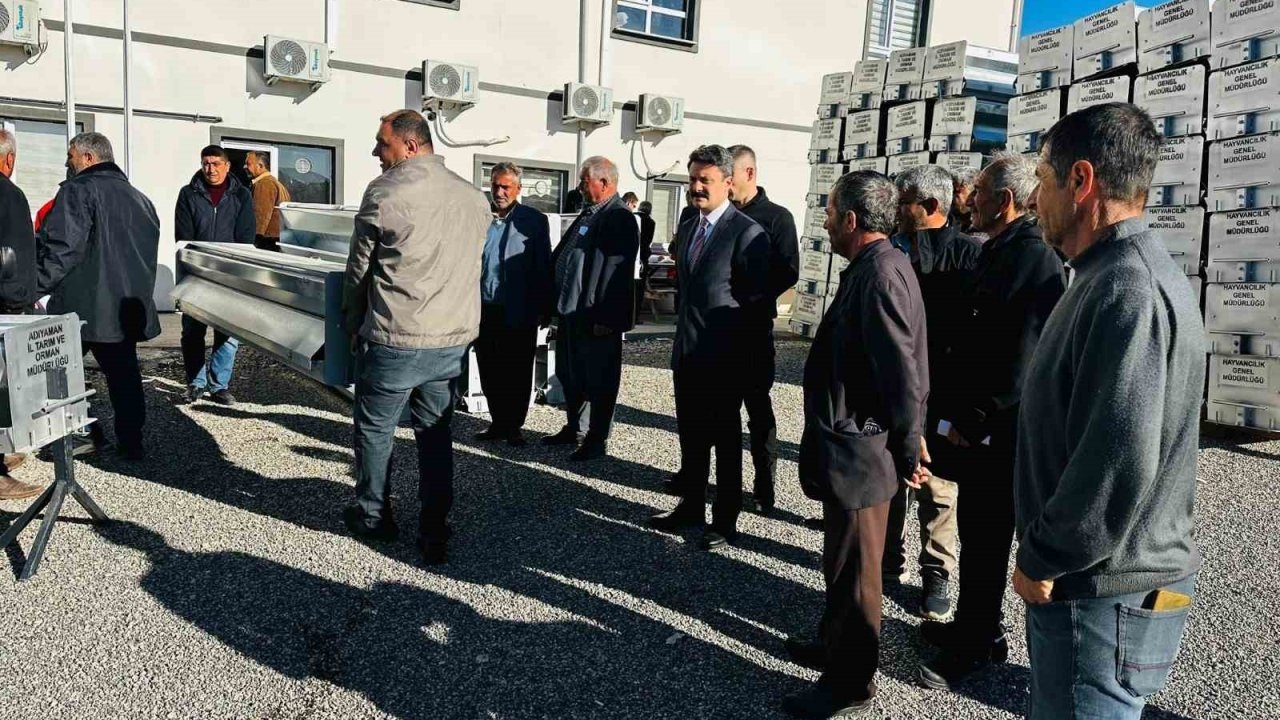 Besni’de 84 yetiştiriciye otomatik yemlik dağıtıldı