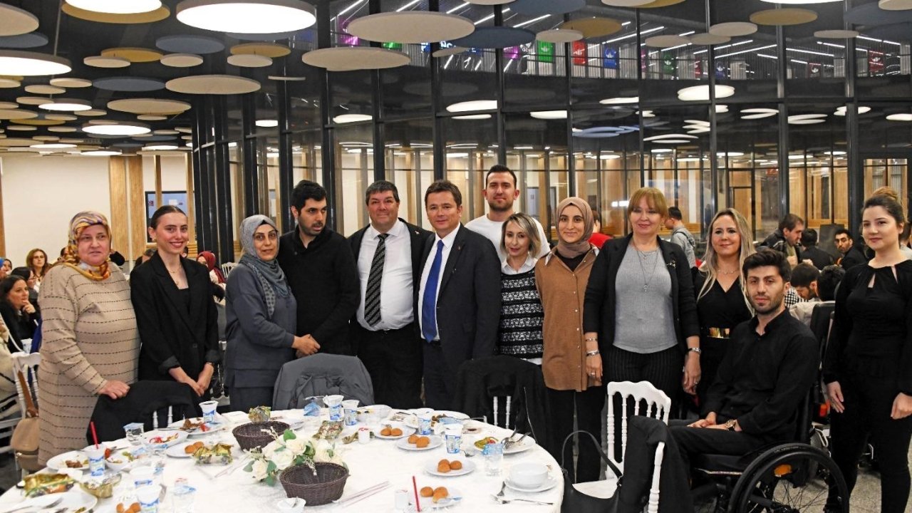 Başkan Erkan Aydın engelleri sevgiyle aştı