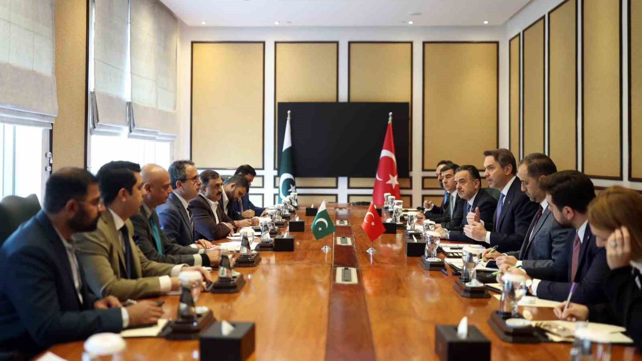 Bakan Bayraktar, Pakistan’da 5 yeni anlaşmaya imza attı