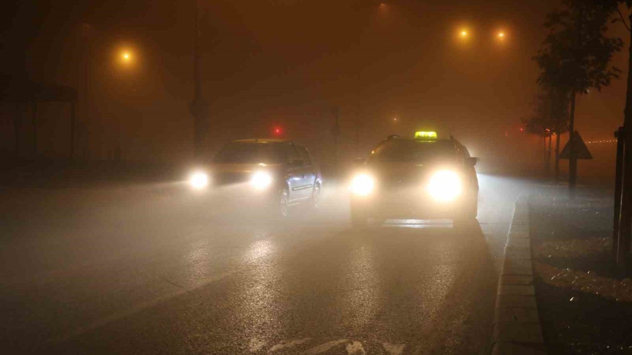 Sivas yoğun sise gömüldü, araçlar görünmez hale geldi