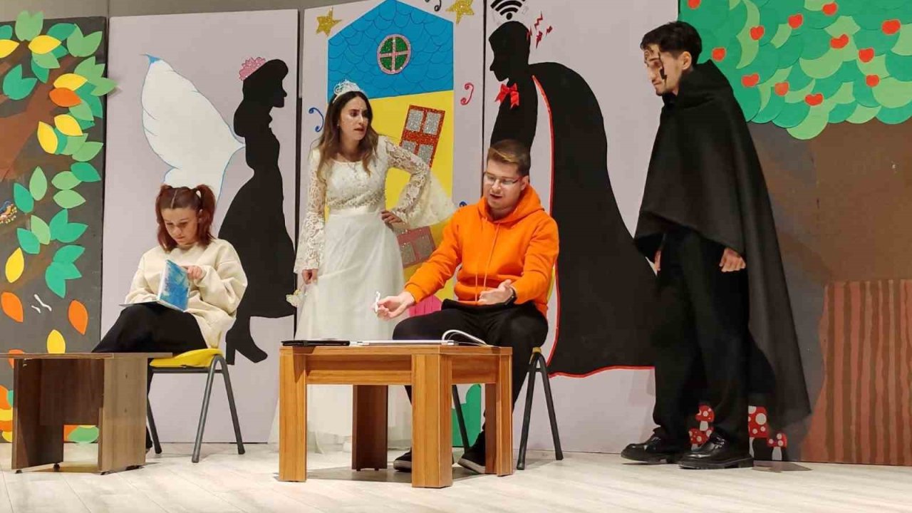 Kütahya’da ’Çekmez Köy’ tiyatro oyunu minik öğrencilerle buluştu