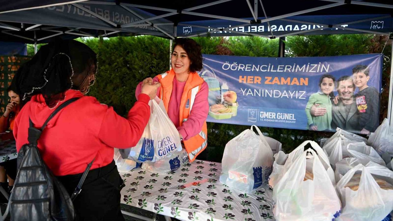 Kuşadası’nda beslenme çantalarını belediye dolduruyor