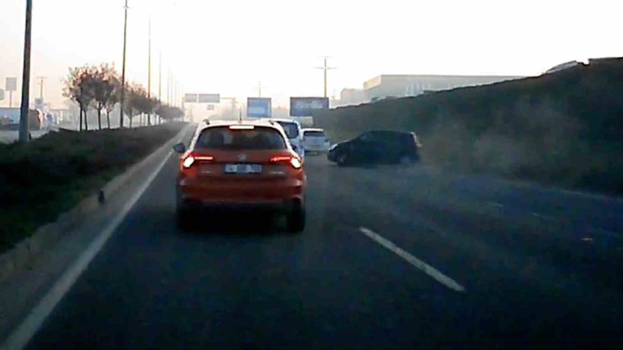 Bolu’da kaza anı güvenlik kamerasında: Makasa giren araç kazaya neden olmuş
