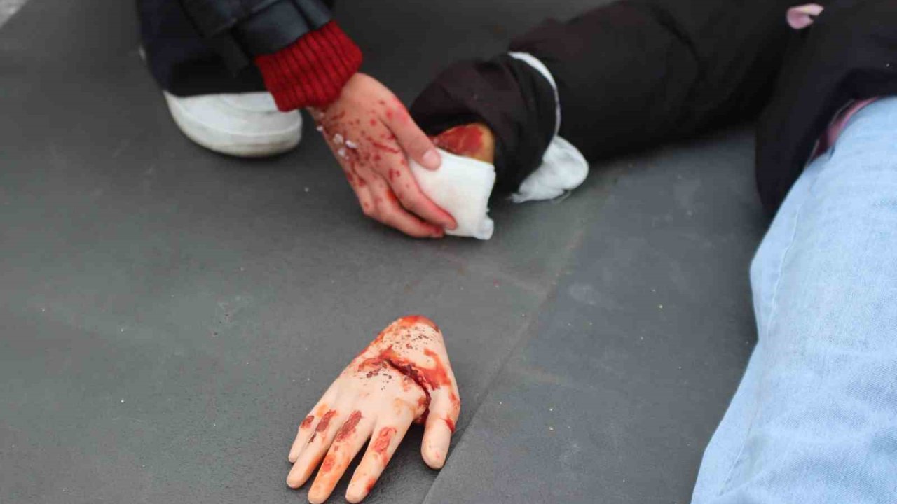 Kayseri’de film gibi otobüs kazası tatbikatı