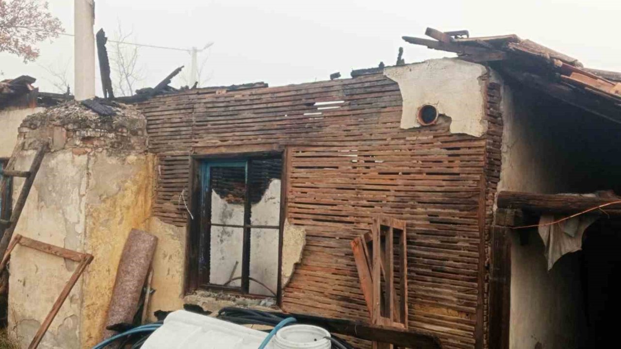 Hisarcık’ta çıkan yangında deprem konutu kullanılmaz hale geldi