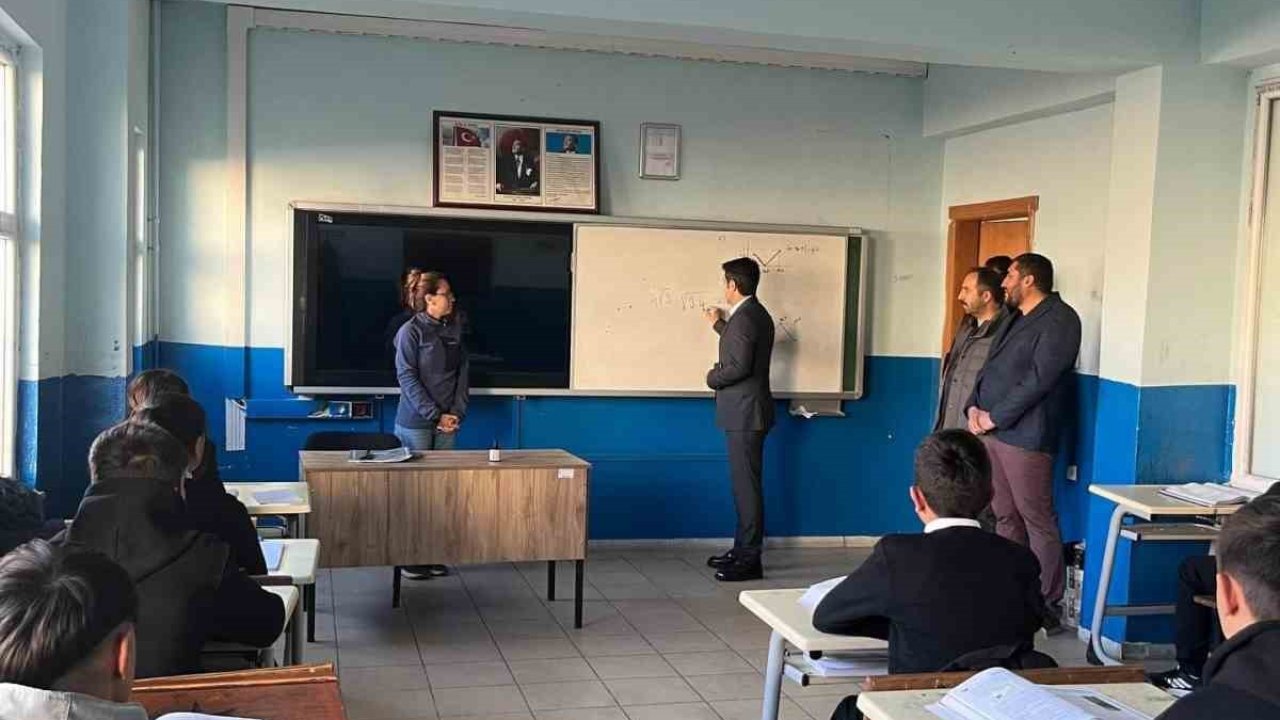 Sarıkamış Kaymakamı öğretmen ve öğrencilerle bir araya geldi