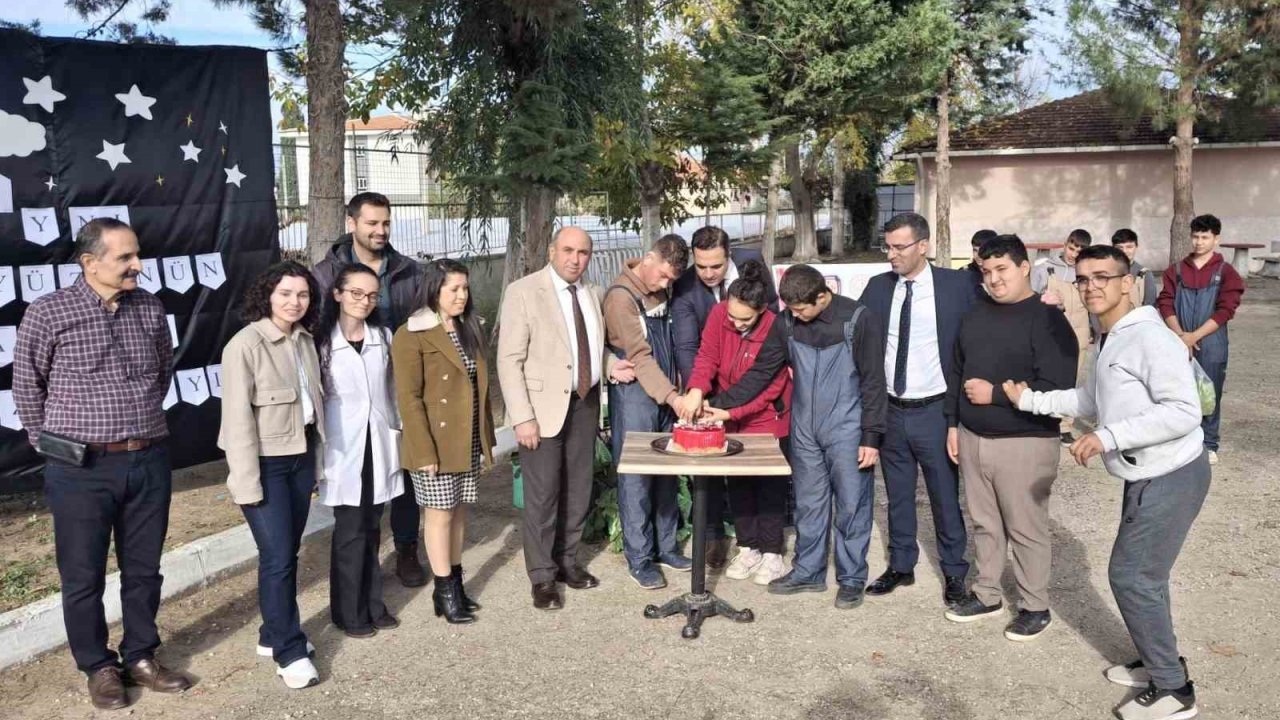 Özel öğrenciler protokol üyeleriyle birlikte hasat yapıp pasta kesti