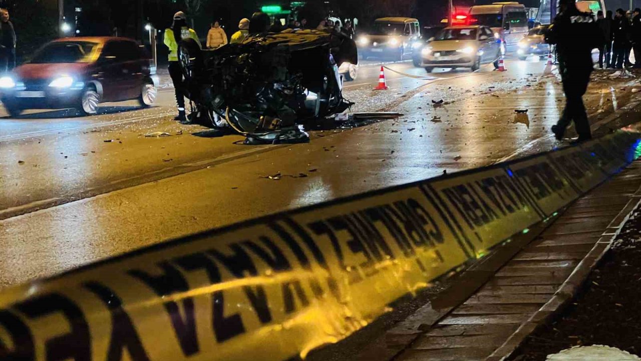 Kontrolden çıkıp ağaca çarpan otomobil alev aldı: 1’i ağır 2 yaralı