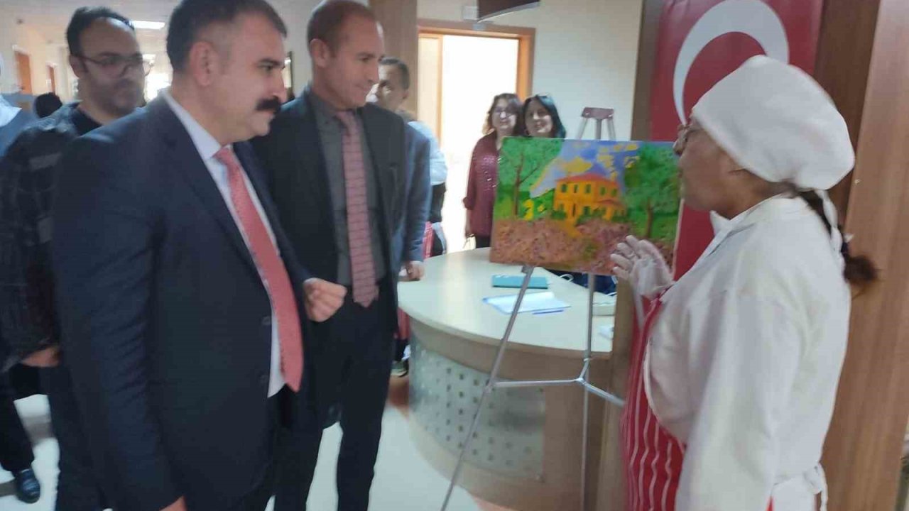 Özel bireylerin yıl boyunca ürettiği eserler sergilendi