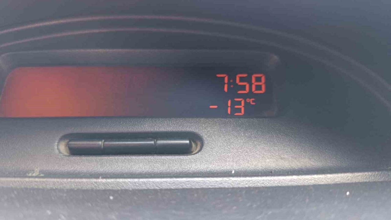 Kars buz kesti: Dondurucu soğuklar hayatı olumsuz etkiliyor