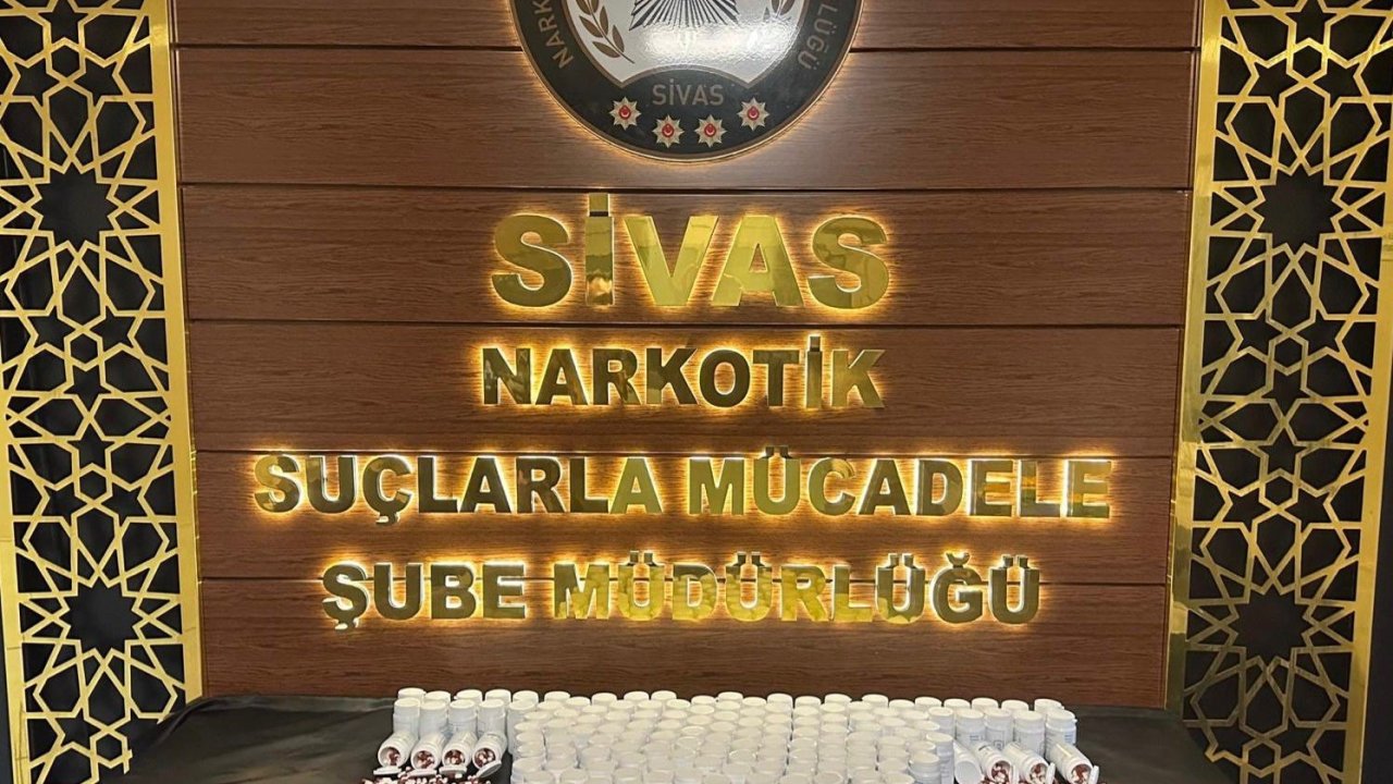 Sivas’ta gerçekleşen narkotik operasyonda 8 bin sentetik ecza ele geçirildi.