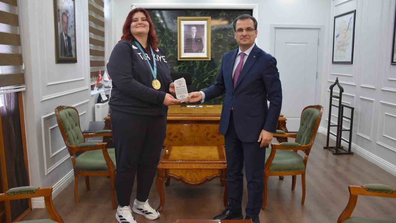 Kaymakam Güldoğan’dan şampiyon judocu Öztürk’e plaket