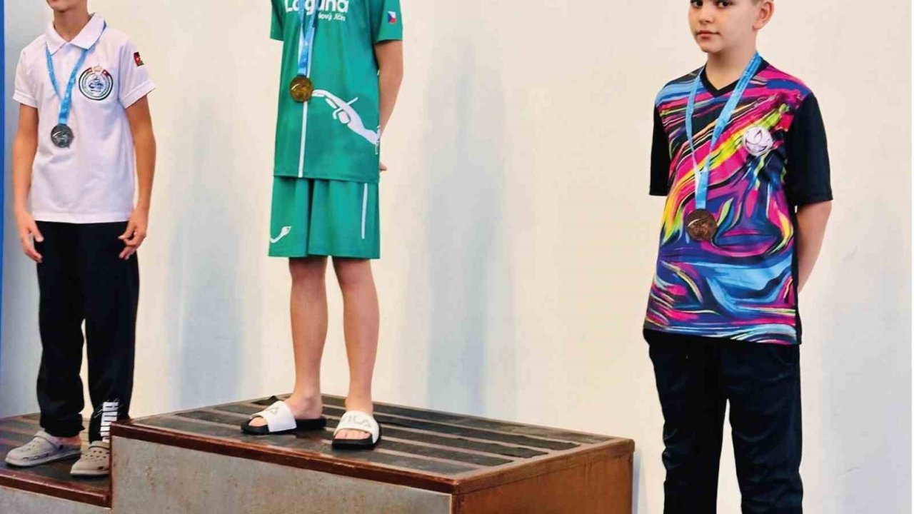 Elazığ paletli yüzme yarışlarında dünya 3.’sü oldu