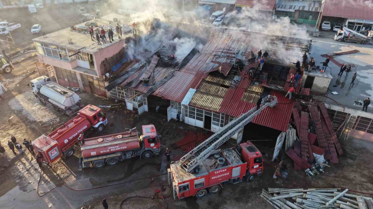 Tatvan’da kereste dükkanında yangın