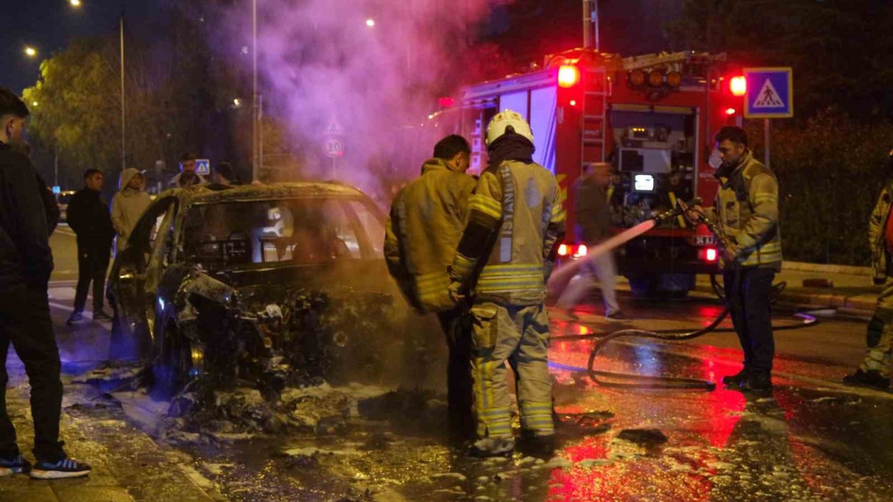 Küçükçekmece’de seyir halindeki otomobil alev topuna döndü