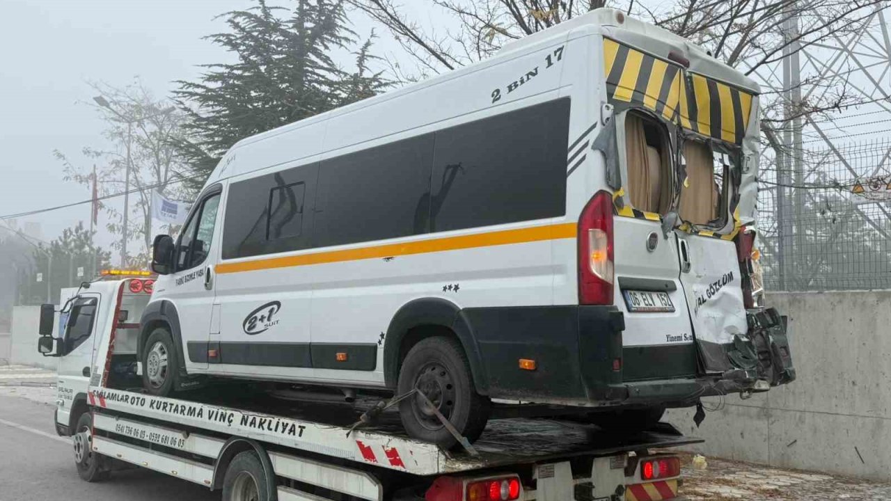 Öğrenci servisi, tır ve hafif ticari aracın karıştığı kazada 20 kişi yaralandı