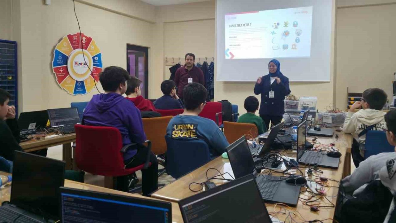 Bayburt’ta öğrencilere yapay zekanın işleyişi anlatılarak eğitim verildi