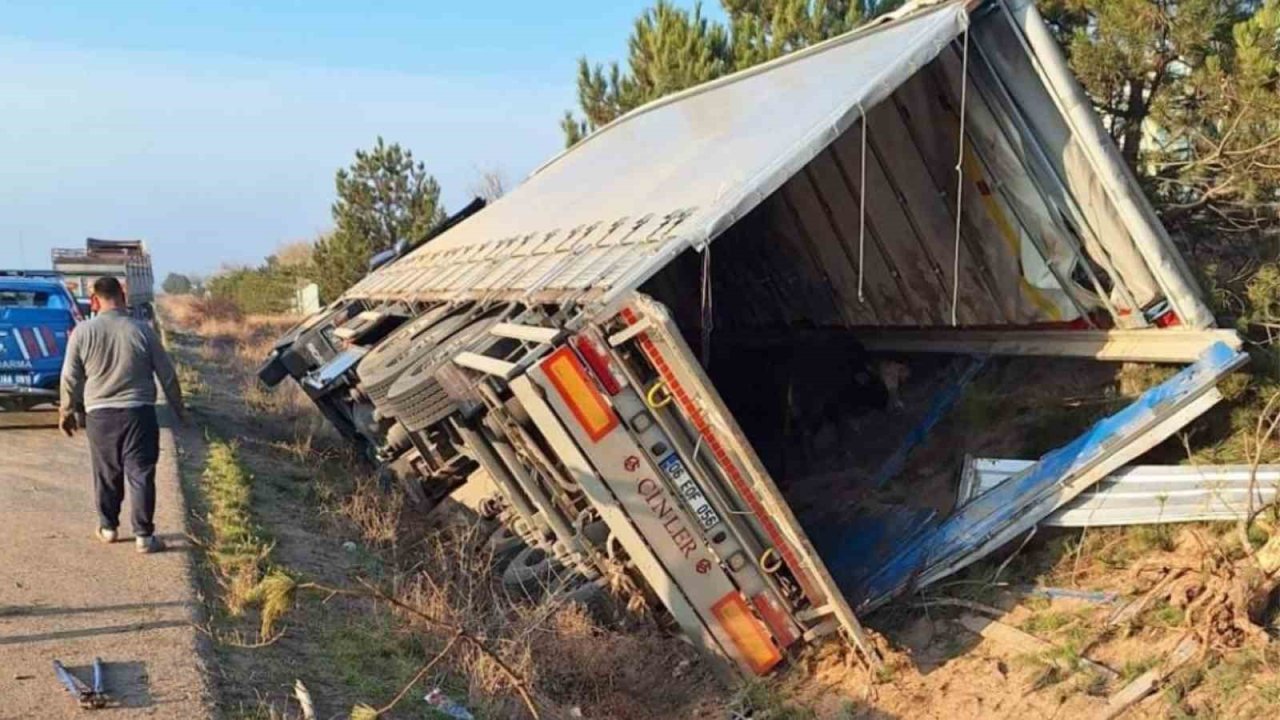 Kırıkkale’de tır devrildi: 5 büyükbaş hayvan telef oldu