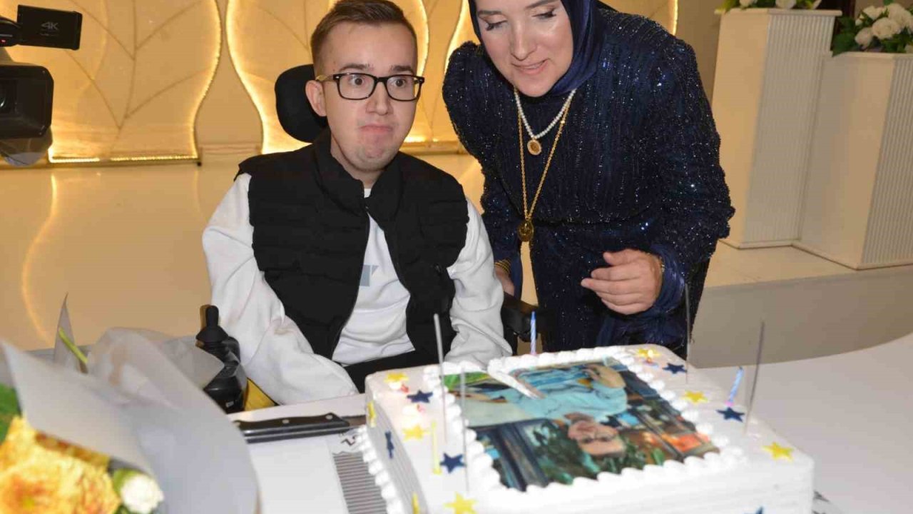 23 yıldır kas hastalığıyla mücadele eden gence düğün gibi doğum günü