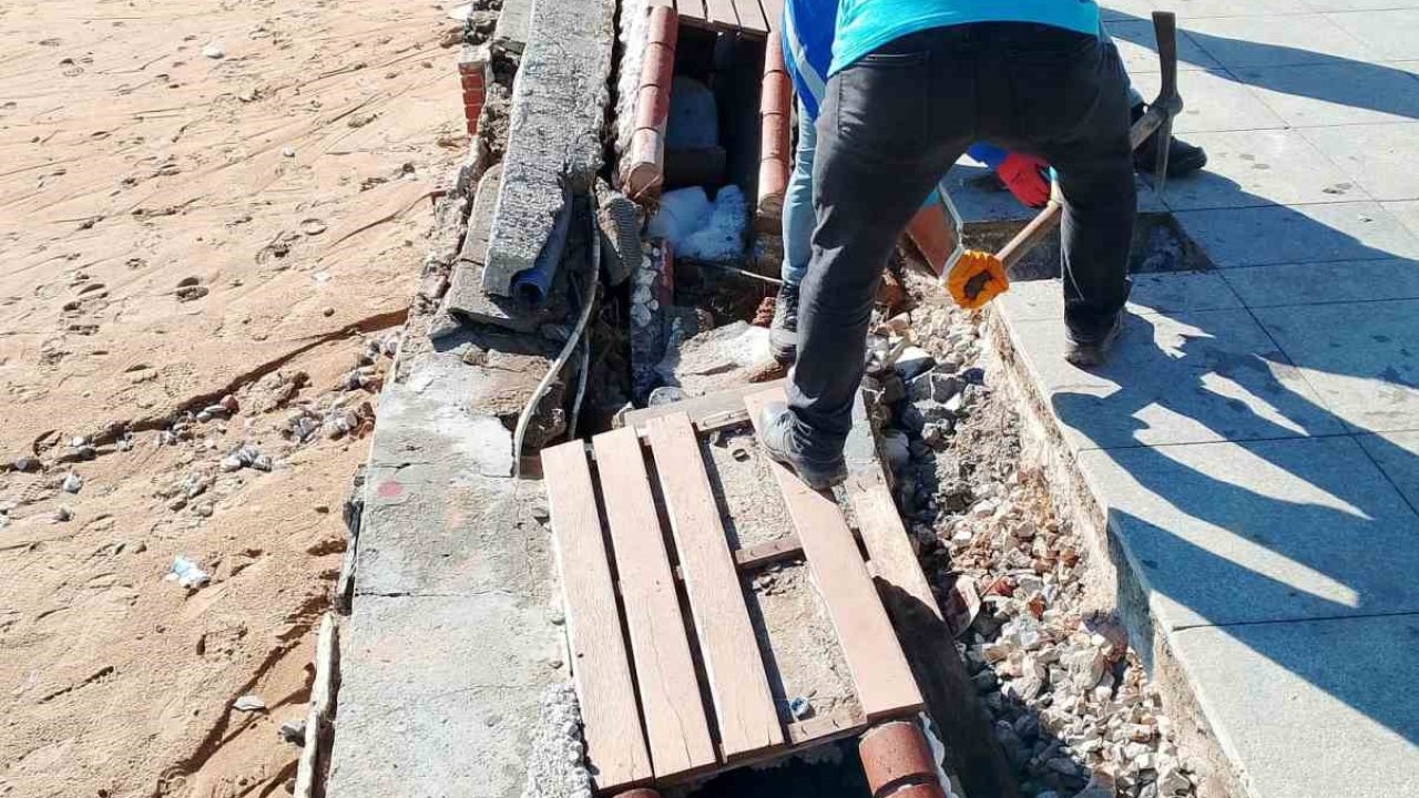 Aydın Büyükşehir Belediyesi’nde hızlı müdahale: Altıkum’da onarım çalışmaları devam ediyor