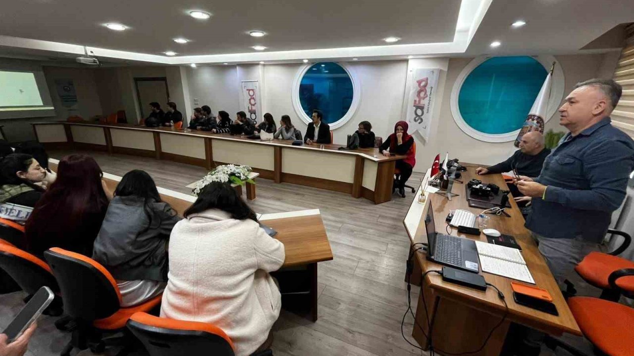 Salihli’de üniversite öğrencilerine mobil fotoğraf eğitimi