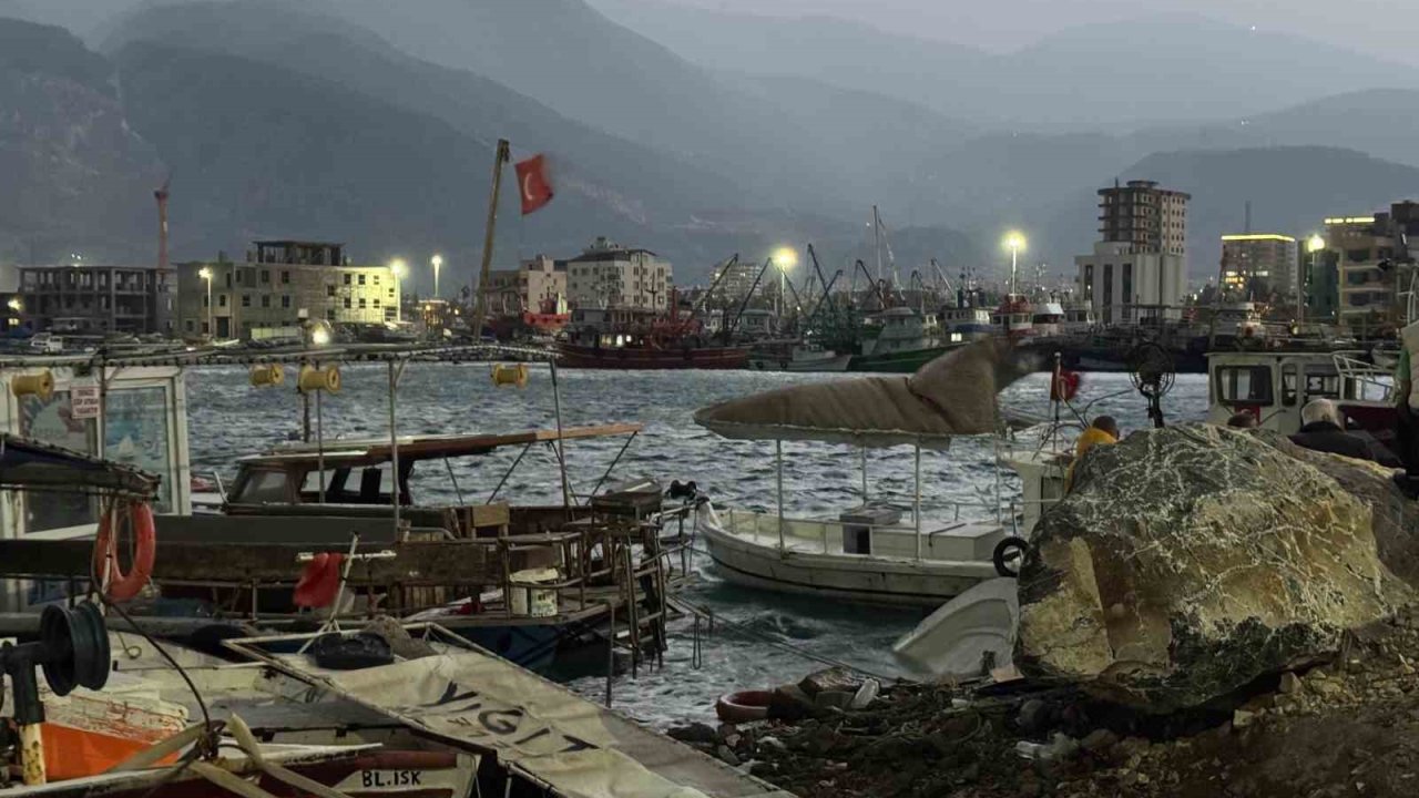 Hatay’da fırtınanın etkisiyle 5 tekne ve 1 yat alabora oldu