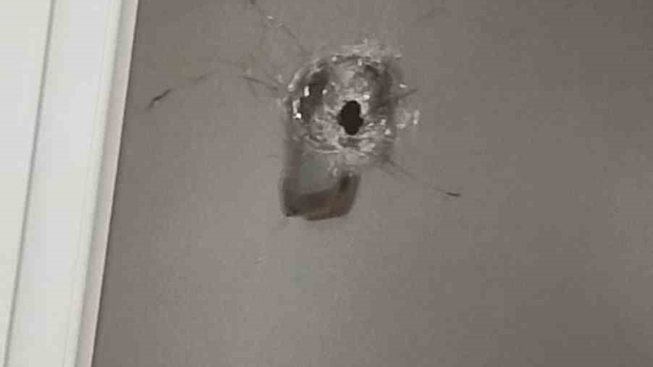 Esenyurt’ta alkollü maganda paniği: Evin camına kurşun isabet etti