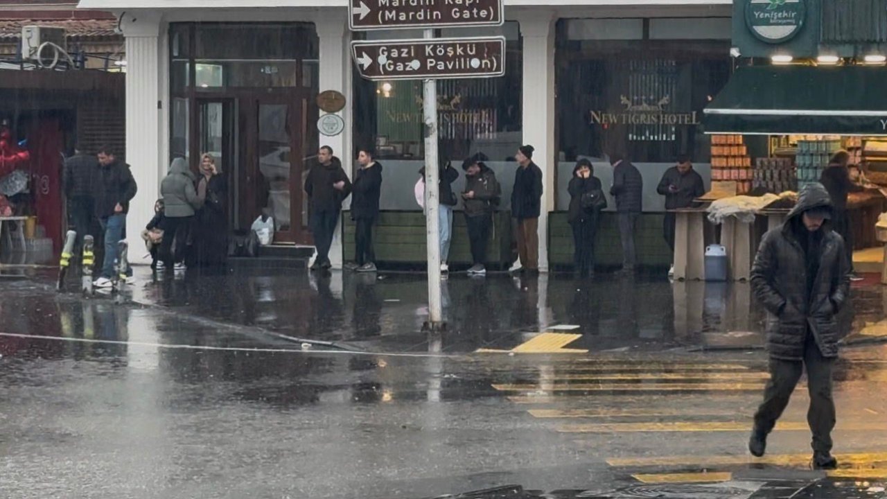 Diyarbakır’da aniden bastıran yağmur hayatı felç etti