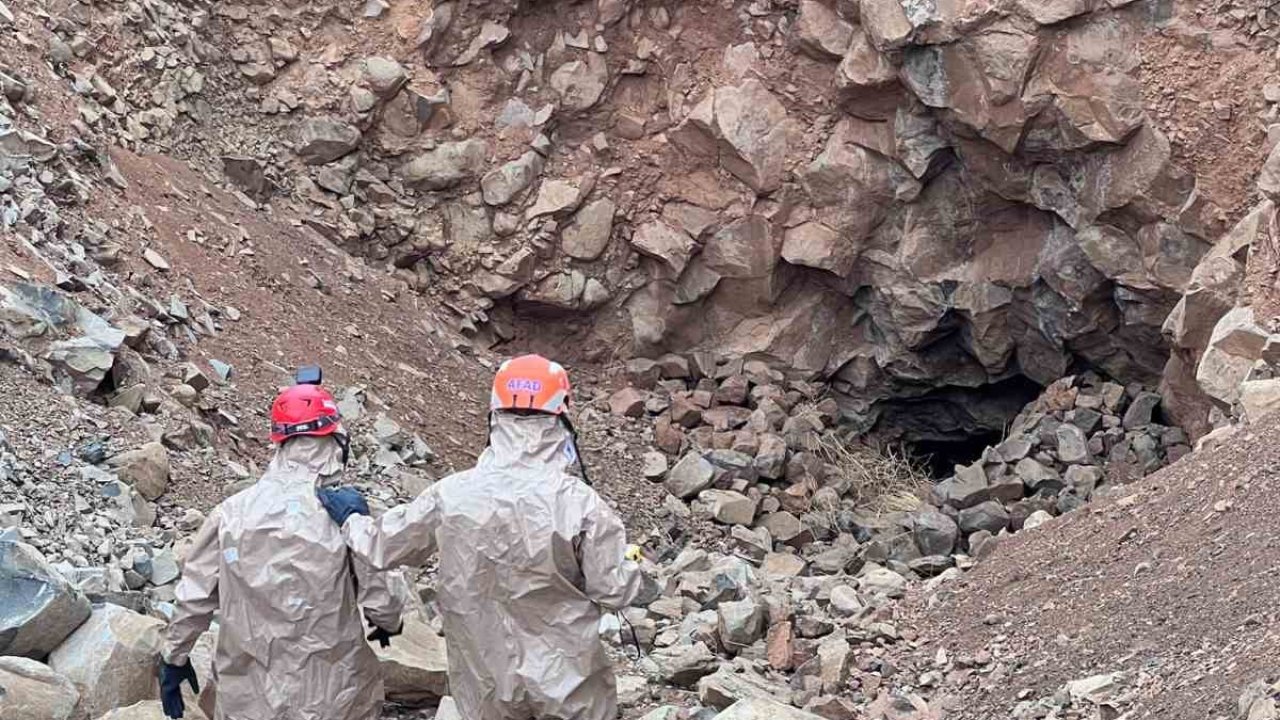 Define aranan mağarada çökme tehlikesi nedeniyle 11 kişilik kurtarma ekibi geri çekildi