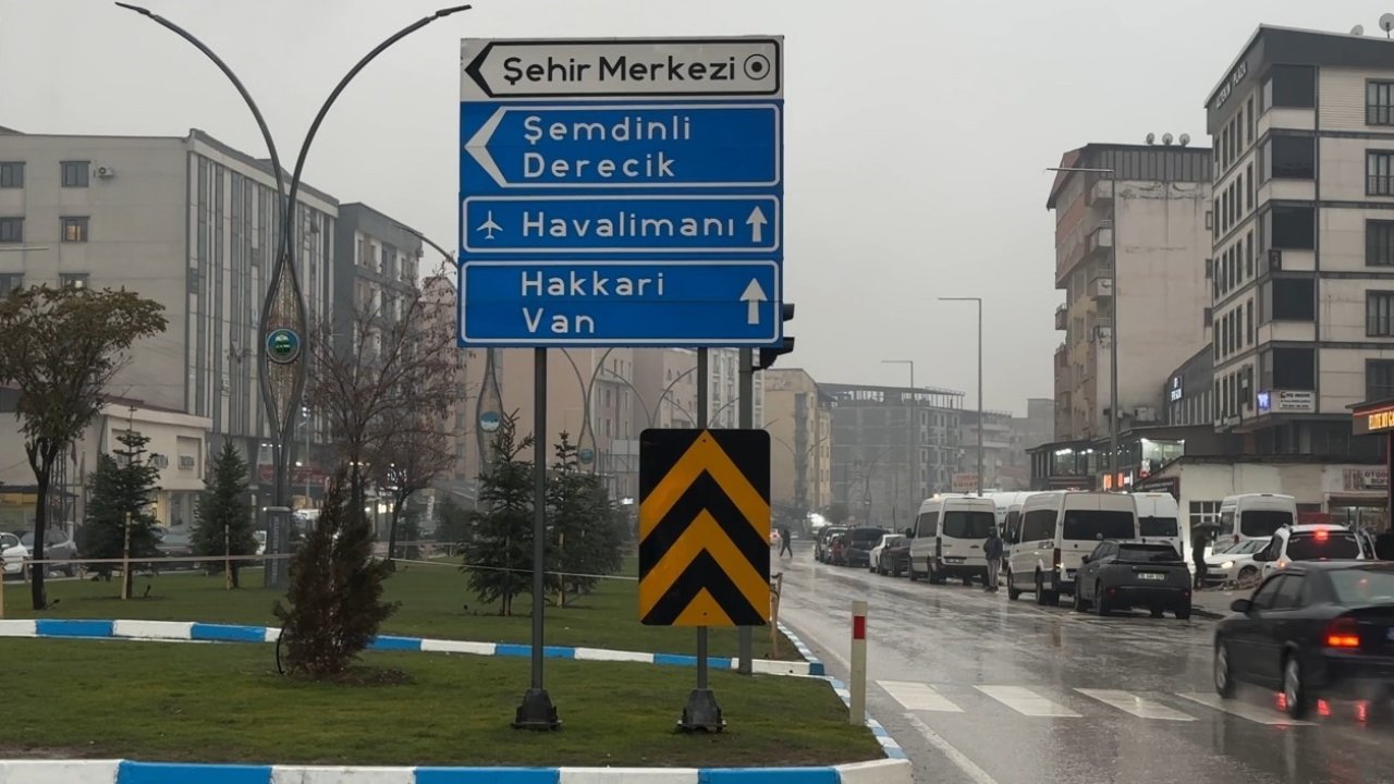 Yüksekova’da yoğun yağışlar uçak seferlerini durdurdu
