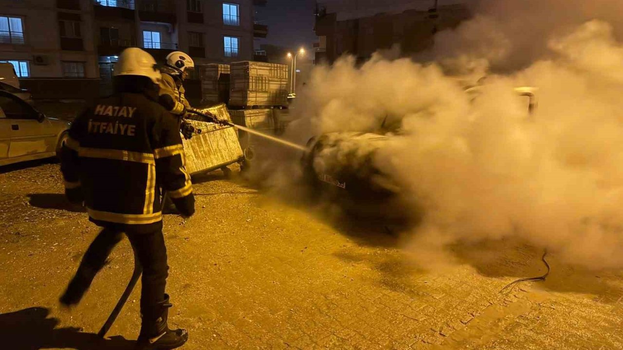 Kırıkhan’da hafif ticari araç yandı