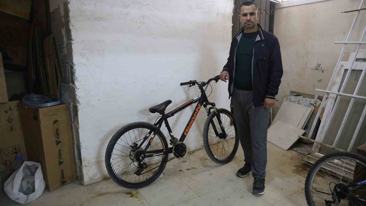 Kameralara yakalanan bisiklet hırsızına "Yazık yaşın genç diye şikayetçi olmadık, bir an önce iş bul ve çalış" diyerek nasihat etti