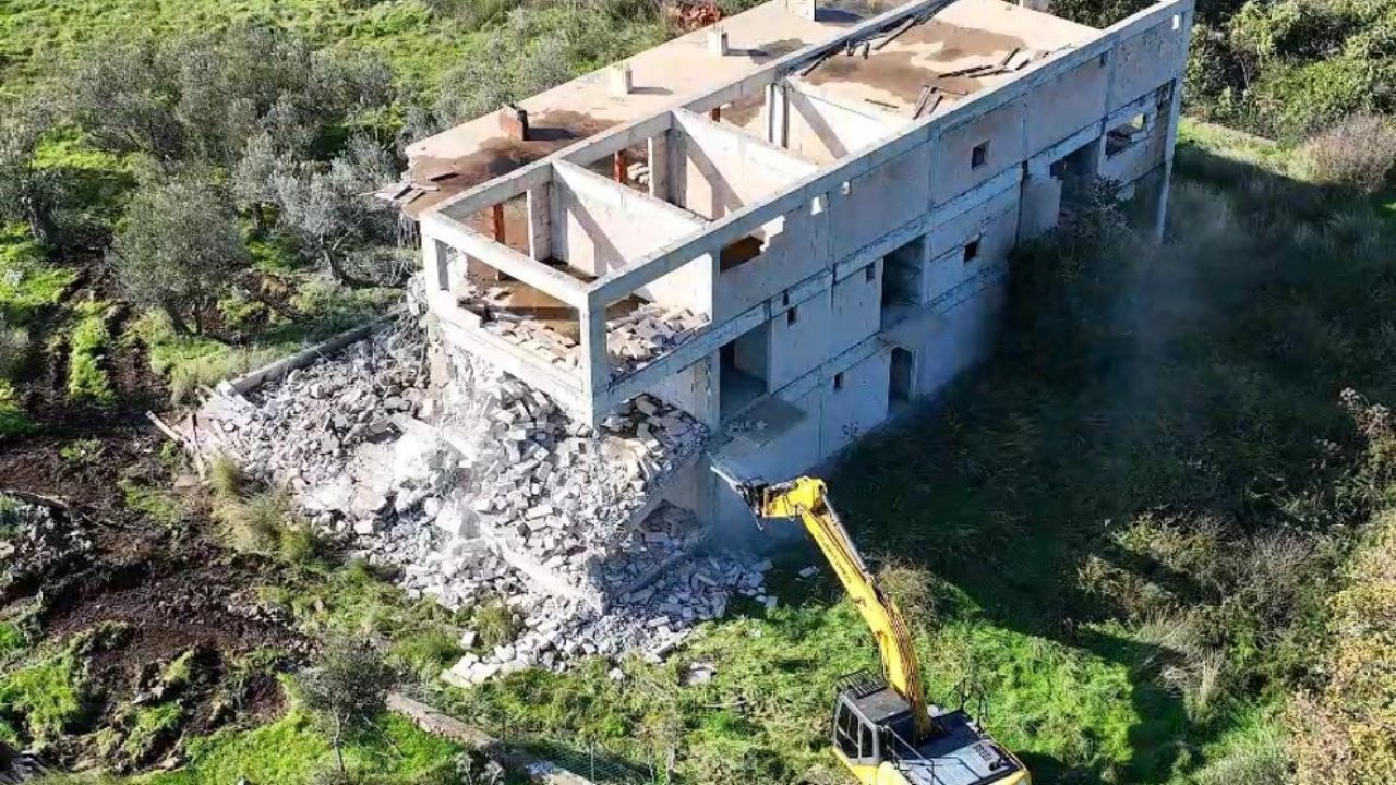 Ayvacık’ta 66 kaçak yapı yıkıldı