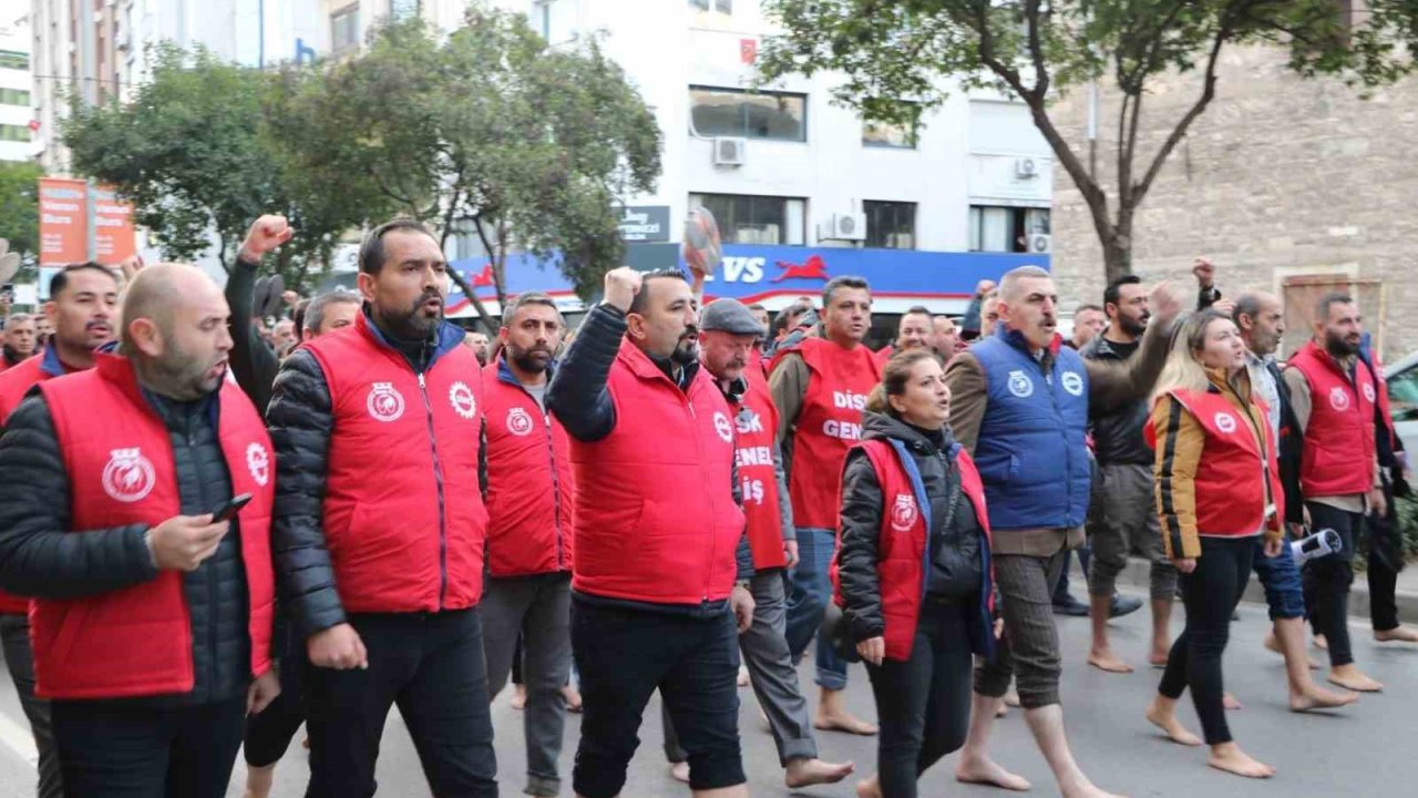 İzmir Büyükşehir işçilerinden çıplak ayaklı protesto