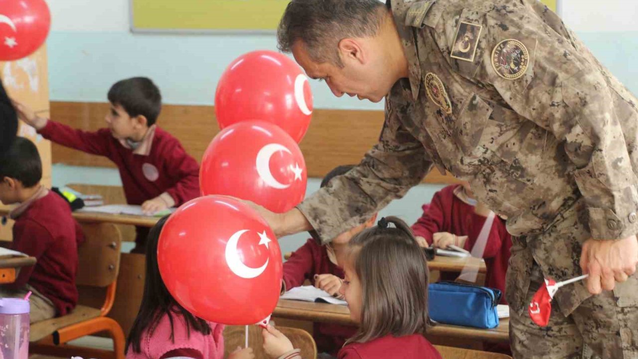 Şırnak Emniyet Müdürü Sazak’tan öğrencilere sürpriz